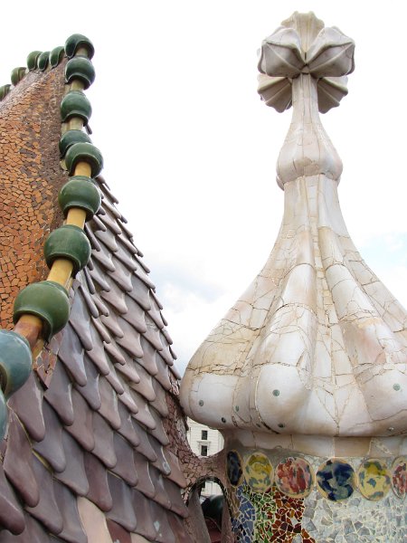 dak en toren_casa batllo.jpg - Het dak van Casa Batllo is een kleurrijk geheel met prachtige golvende daklijnen en mooie torentjes.